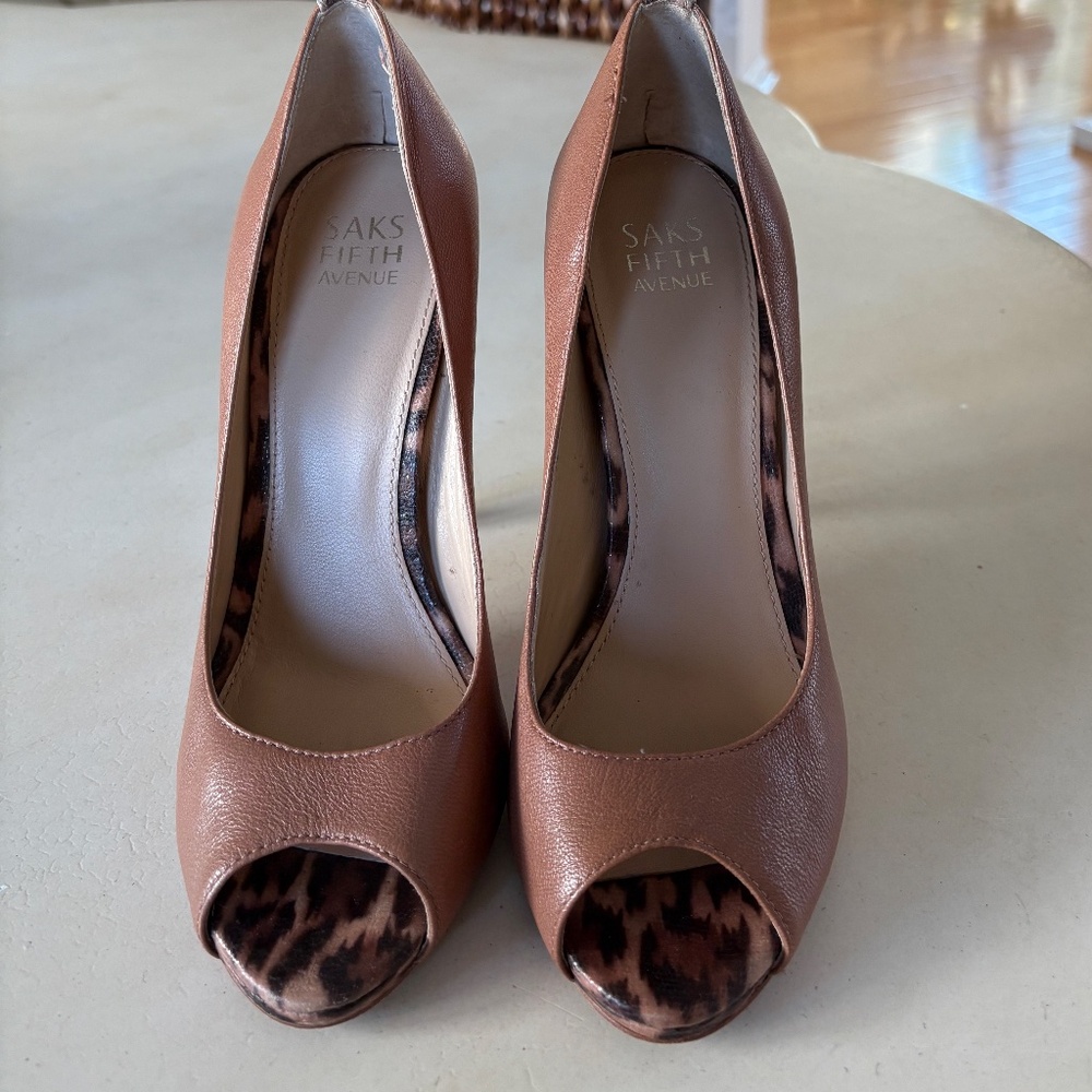 Woman's Saks 5th Ave Dressy High Heel shoe sz 7 Tan/Leopard Party Open Toe Sexy